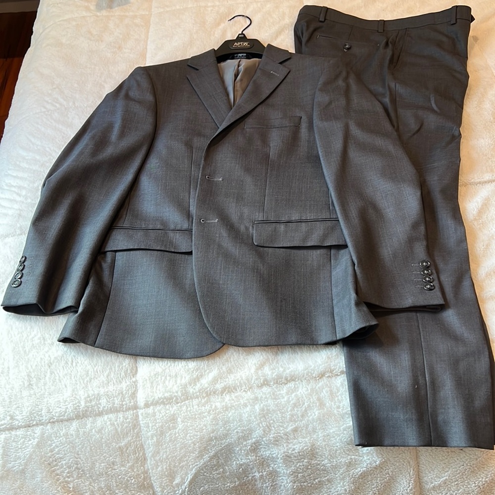 Apt Men’s Suit Set